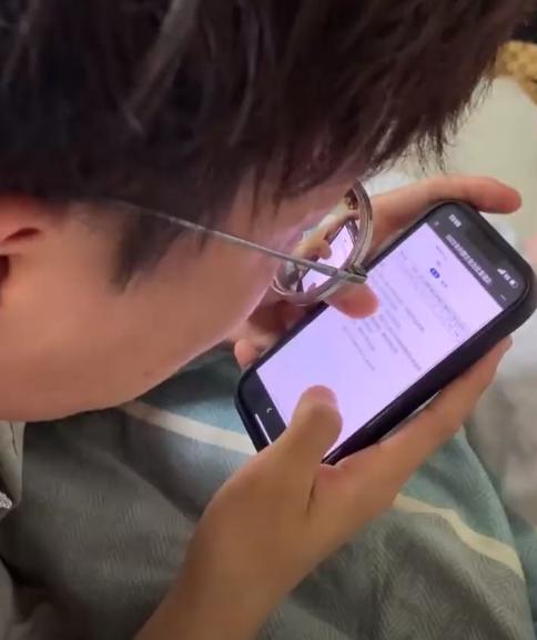 考生查分后激动到趴地,一场关于梦想与现实的瞬间碰撞 考生查分后激动到趴地,一场关于梦想与现实的瞬间碰撞