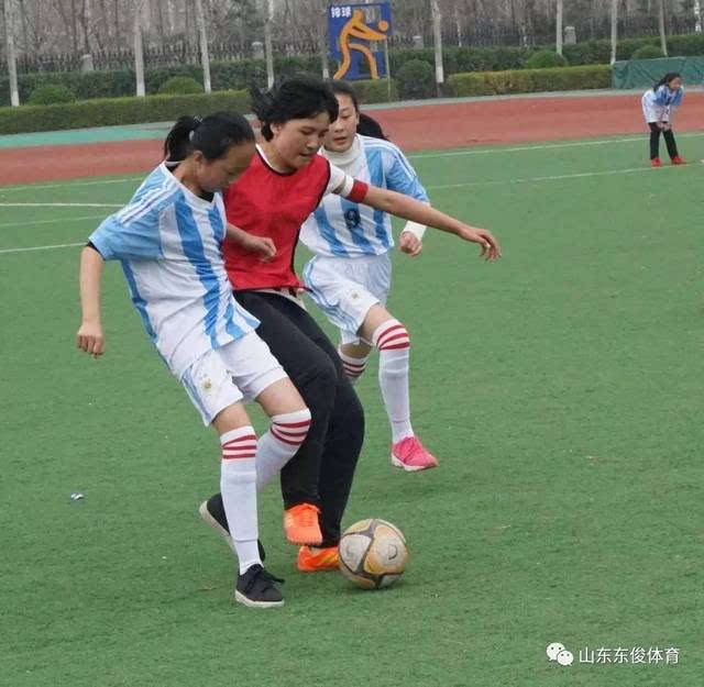 韩国记者问踢成这样是否食物中毒，一场足球赛的意外与反思