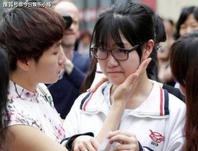 女孩高考查分激动落泪,我能上复旦了 女孩高考查分激动落泪,我能上复旦了