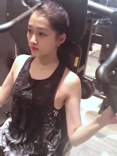 关晓彤的健身小秘密，揭秘负重手环的魅力