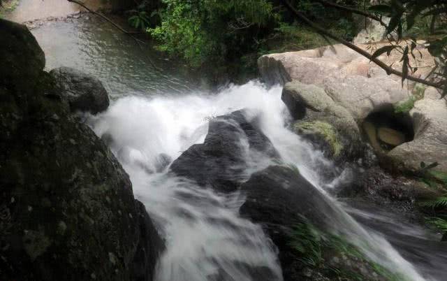 游客体验大摆锤时遇暴雨，一场意外的冒险与惊喜