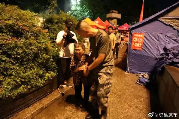 宜宾地震，食客避难后折返，无人逃单的温暖故事