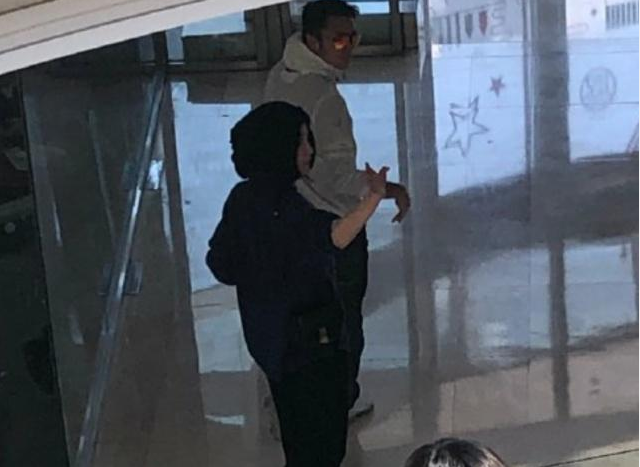 王菲与谢霆锋，十指紧扣，甜蜜如初
