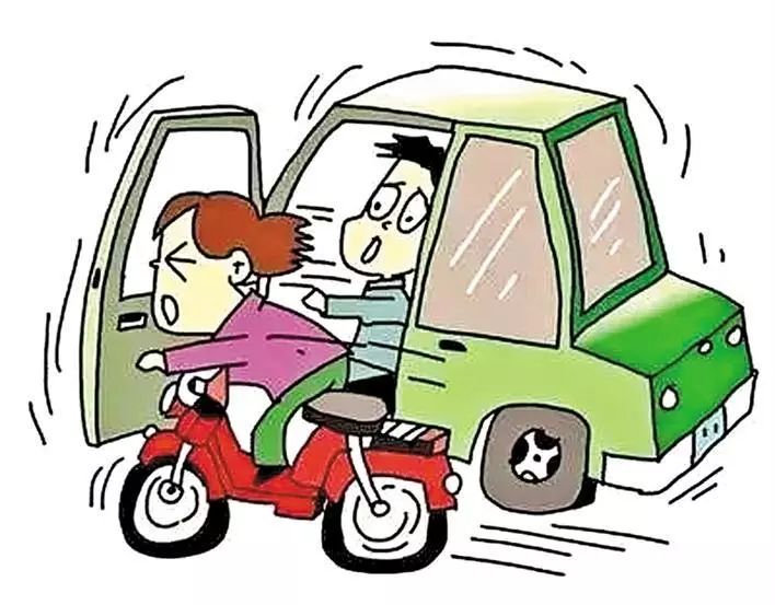 女子驾车与电动两轮车相撞，悲剧背后的警示