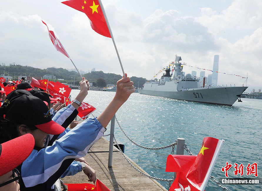 海军舰艇编队抵达香港，和平与友谊的象征