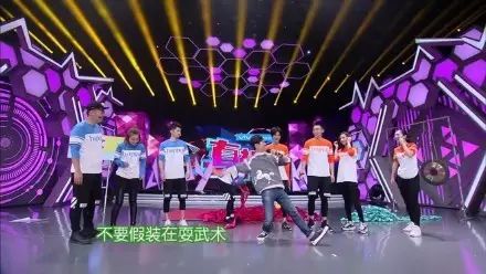 王力宏演唱会意外摔倒，舞台上的坚韧与粉丝的温暖
