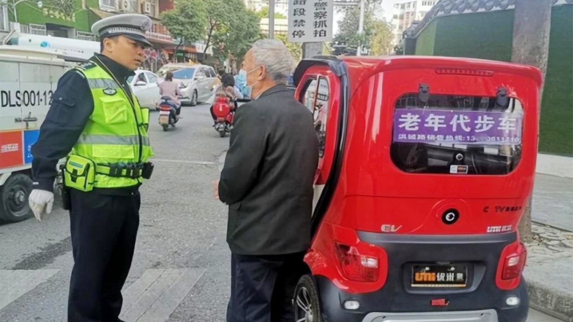 巨型老头乐皮卡,一次意外的上路之旅与交警的亲密接触 巨型老头乐皮卡,一次意外的上路之旅与交警的亲密接触