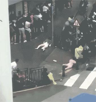 养殖场被淹，数千只鸭子狂奔上公路的奇观