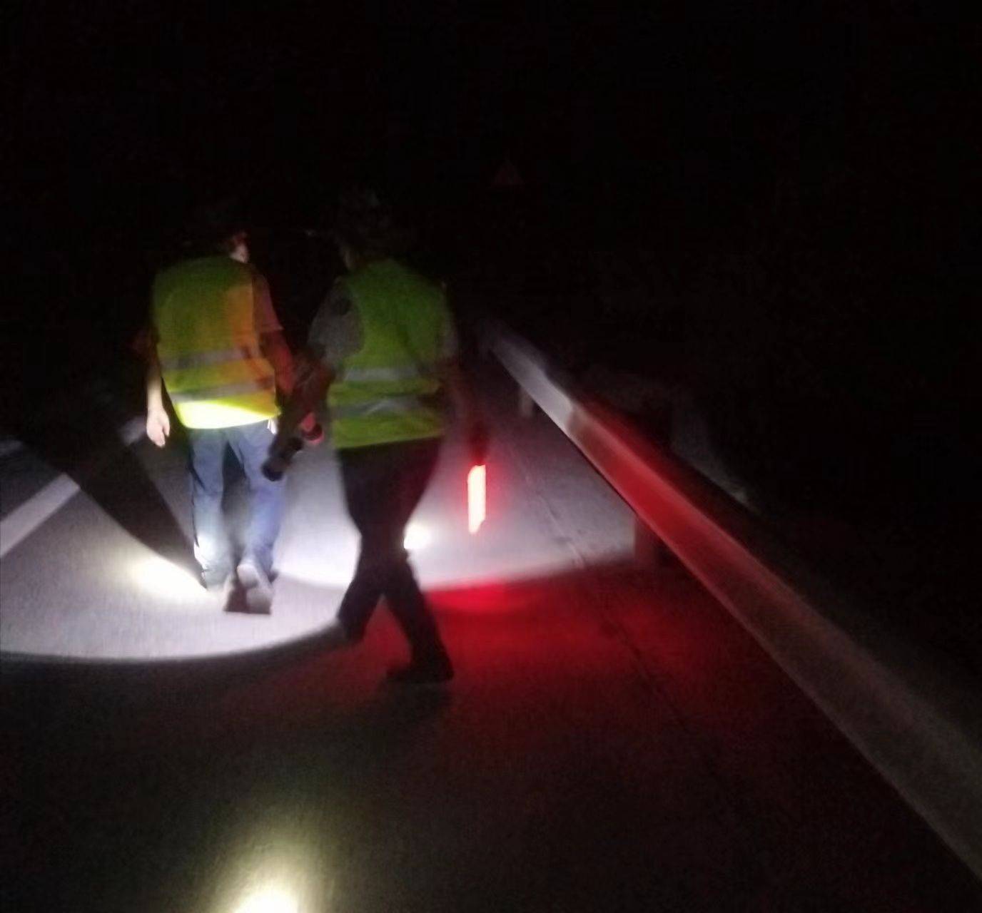 退役军人在黑夜中为邻居照亮回家的路